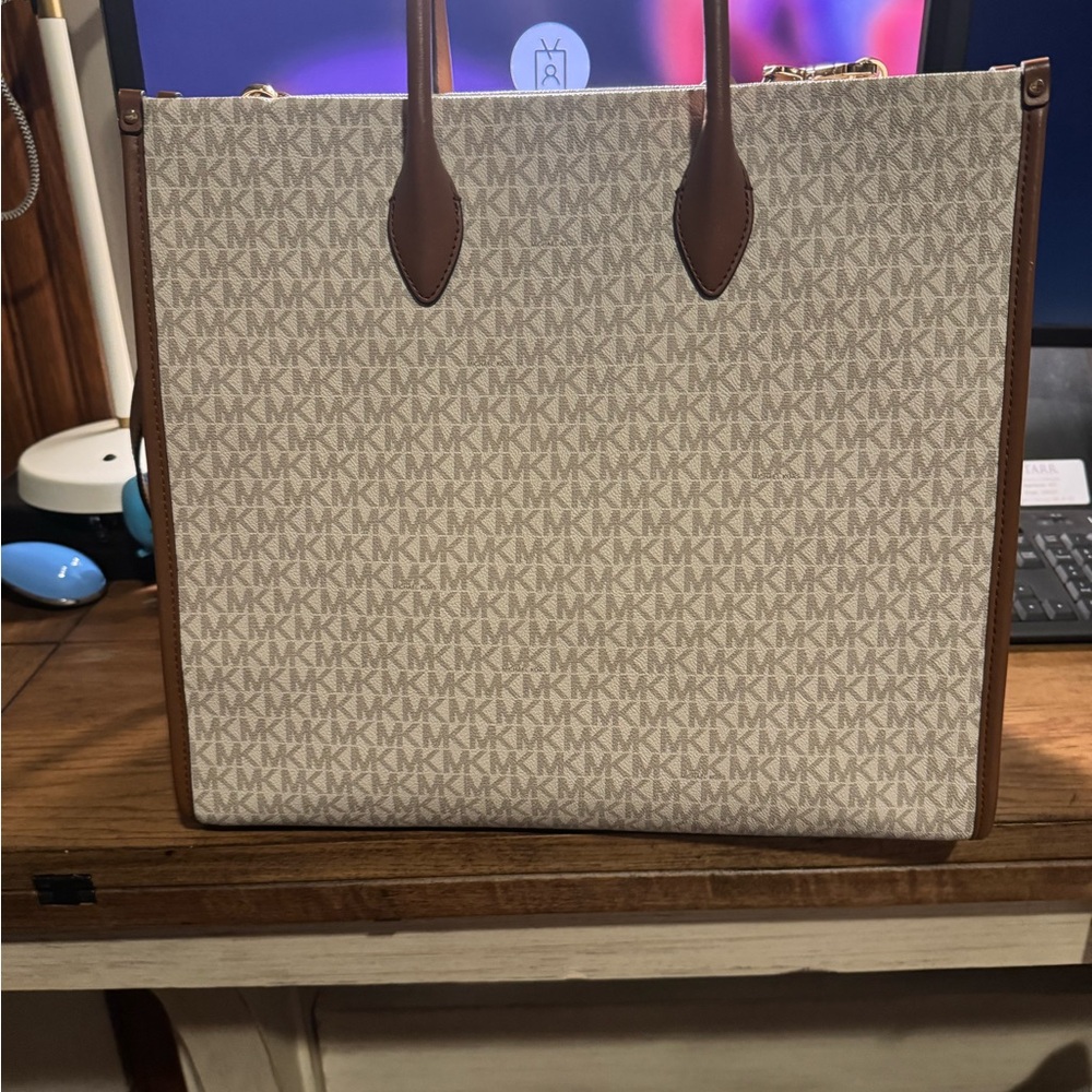 Michael Kors Logo Extra Large Tote Bag - Picture 6 of 12